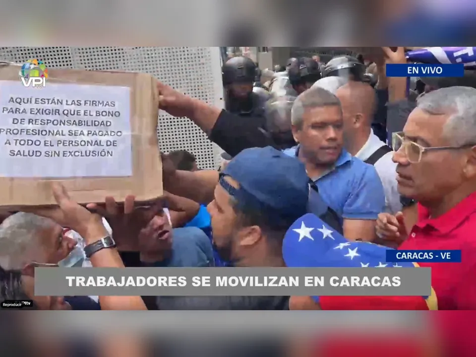 Un piquete de la PNB frena a trabajadores y jubilados a una cuadra de Miraflores: con salarios congelados en 130 bolívares desde 2022, logran entregar 50.000 firmas