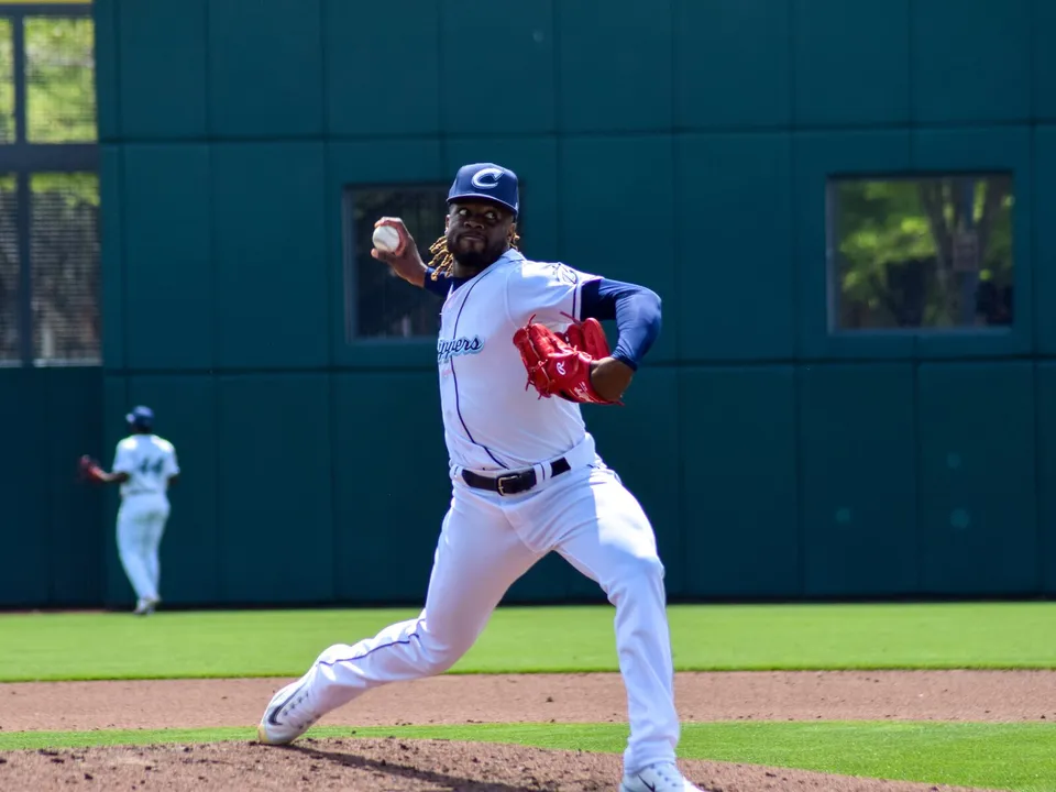 Leones despide a Touki Toussaint, su abridor del Día Inaugural, y Tiburones va por tres lanzadores importados