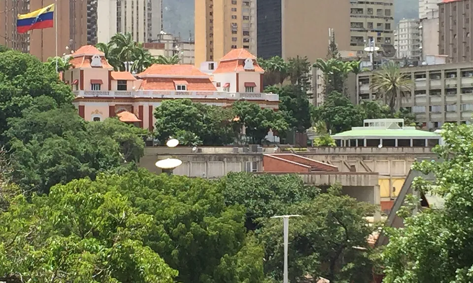 Silencio en Miraflores: ni la interina, ni Cabello, ni Jorge Rodríguez han dicho una palabra del regreso de Machado, y las autopistas se llenaron sin represión