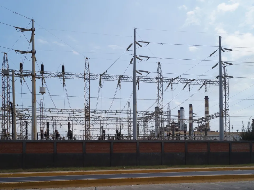 ¿Cuánto cuesta arreglar la luz? Los ingenieros de Aviem calculan entre 15.000 y 40.000 millones de dólares y hasta diez años, mientras crecen las protestas