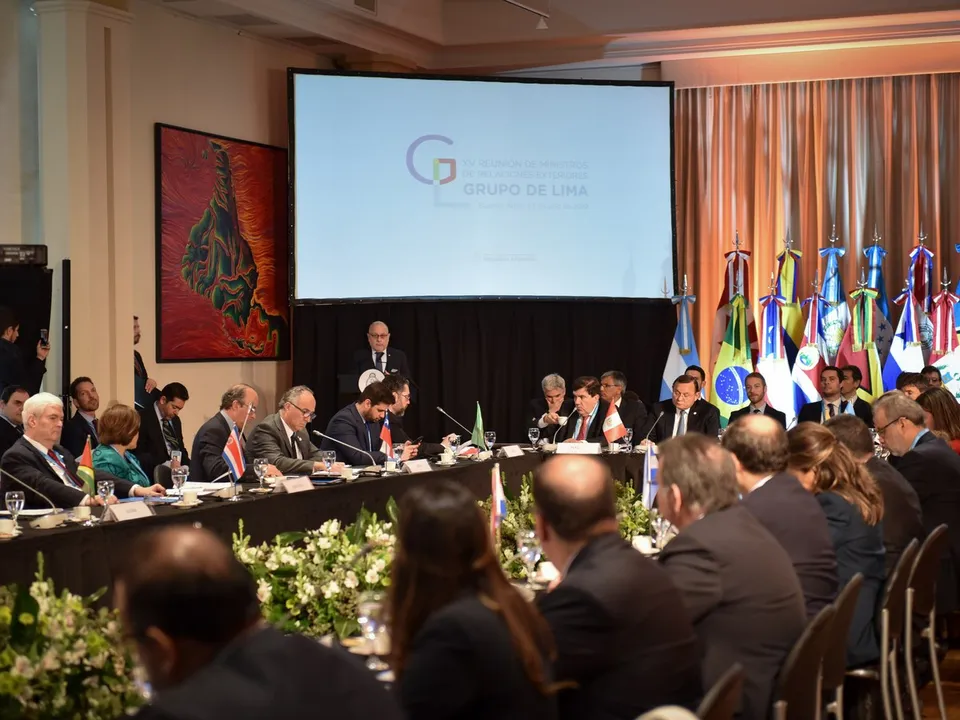 De aislar a Maduro a sentarse con la interina: la derecha latinoamericana cambió de libreto, según Responsible Statecraft