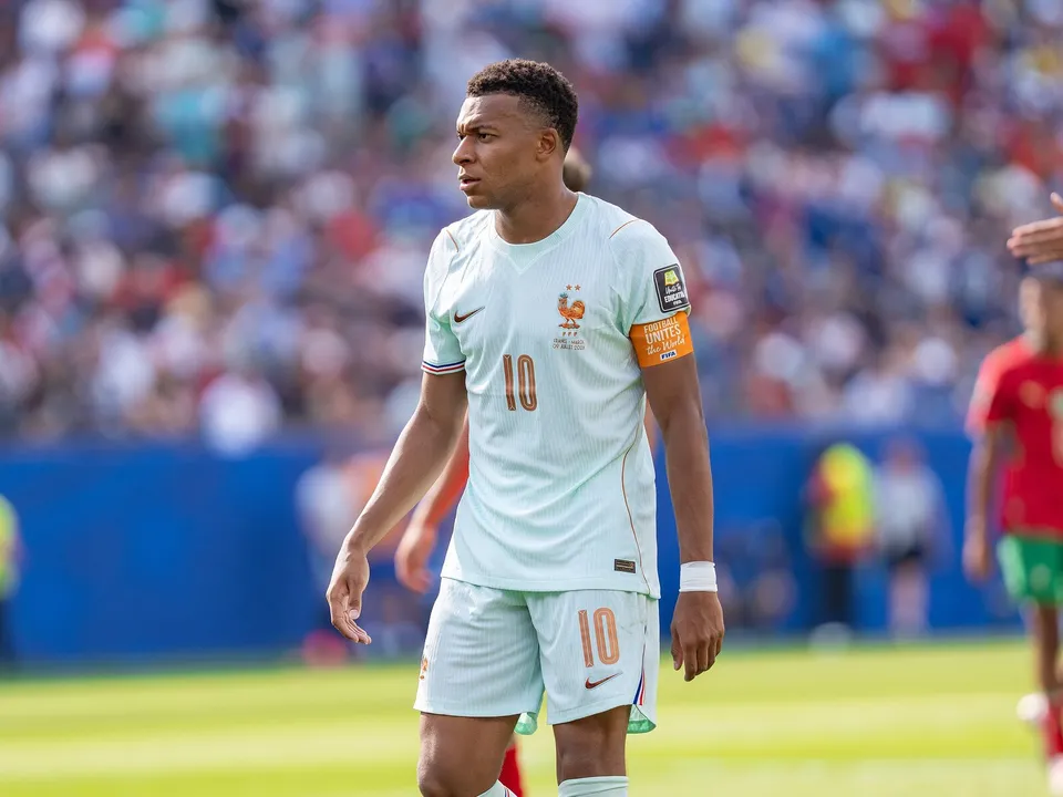 Mbappé firma un doblete y el Real Madrid golea 4-1 al Sevilla a una semana del clásico