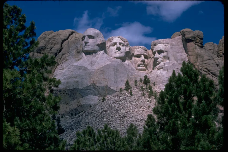 Hace 85 años se terminó el Monte Rushmore: cuatro presidentes tallados en granito en Dakota del Sur