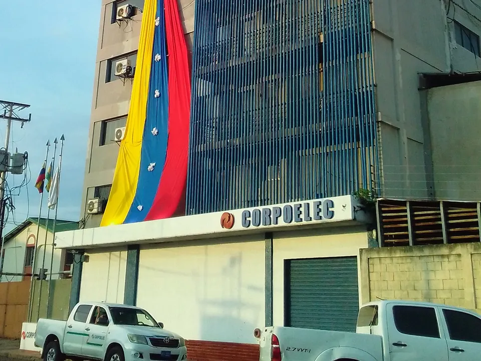 Un día después de que PDVSA presumiera su mejor producción desde 2019, un «festival de bajones» castiga a Caracas y a al menos ocho estados y daña neveras, aires y computadoras