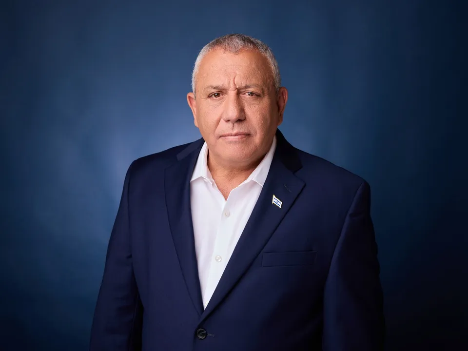 Israel castiga a Netanyahu, pero no lo despide: los sondeos a boca de urna dan 52 escaños al bloque de Eisenkot y 50 al suyo, y nadie llega a 61