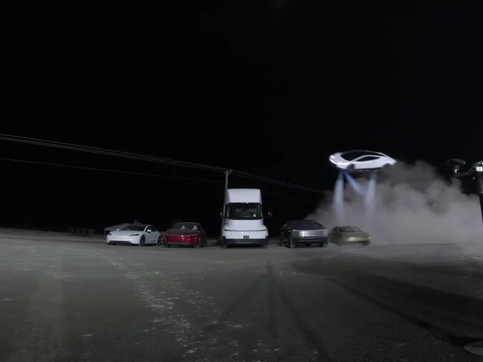 Tesla presenta su nuevo deportivo con propulsores de SpaceX que lo hacen saltar y girar en el aire