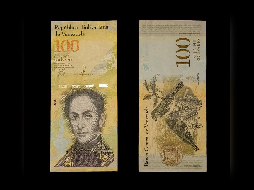 El bolívar se hunde: el dólar oficial pasa los 876 bolívares, se dispara 353 % en un año y el paralelo ya supera los 1.000, aunque el interinato presume de estabilidad