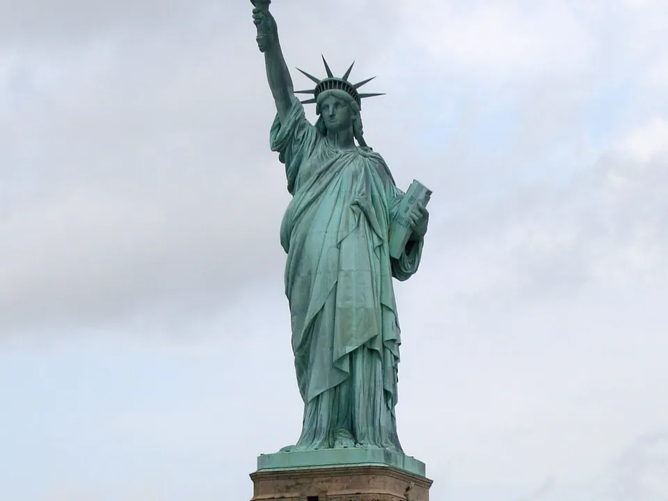 Hace 140 años, la Estatua de la Libertad se alzó en Nueva York como regalo de Francia y faro para los inmigrantes