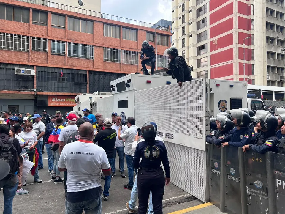 PNB bloquea en la Urdaneta la marcha de familiares de presos políticos y sindicalistas rumbo a Miraflores