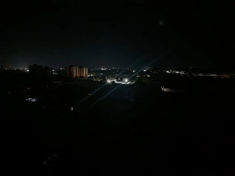 "¡Queremos luz!": los apagones de hasta 12 horas encienden protestas nocturnas en el occidente de Venezuela