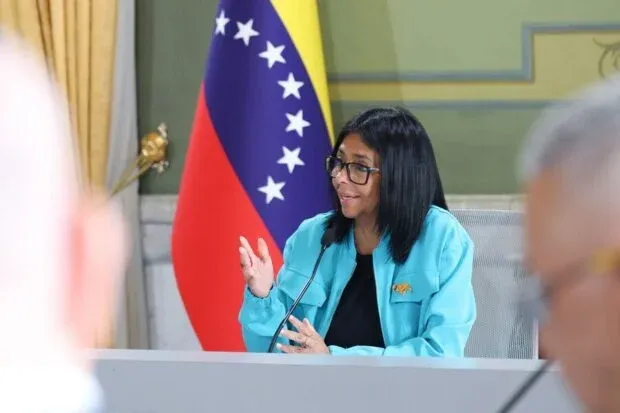 Dos discursos, dos calendarios: la interina promete elecciones sin fecha y Machado le pone 2027