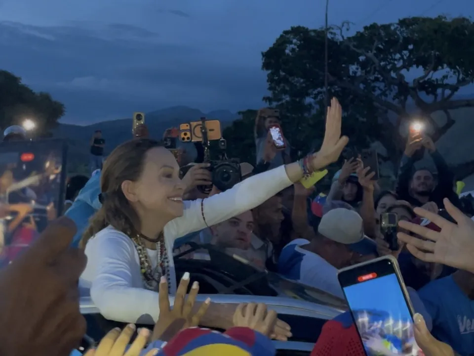 Machado vuelve a El Bejucal tras más de dos años, la Unitaria la ratifica como su candidata y el Comité Nobel avisa: Venezuela «aún» necesita una transición