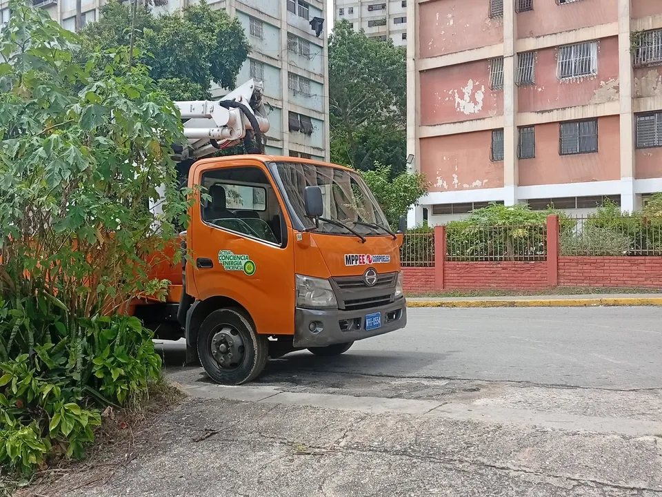 Apagones de más de 12 horas desatan protestas y cierres de vías en Carabobo, Bolívar y Falcón