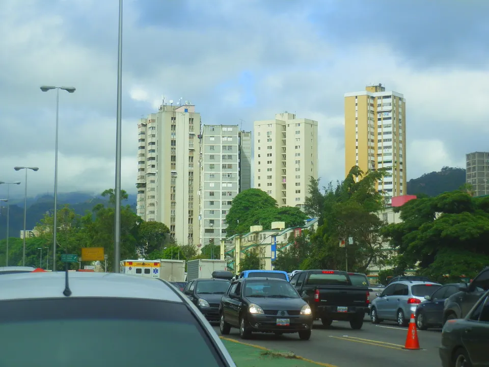 Lluvias con rayos anegan Caracas: crece el Guaire, caen árboles y se tapa la Panamericana