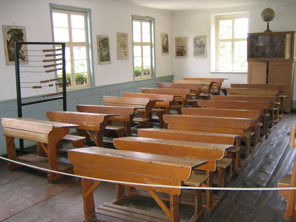Un año más de escuela redujo los diagnósticos de demencia décadas después, según un estudio en PNAS