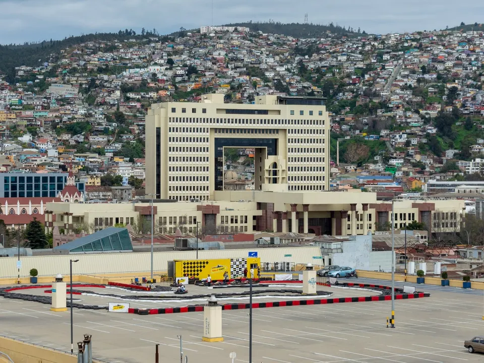 Chile aprueba la ley que agiliza las expulsiones: la policía podrá entrar a domicilios con orden judicial, y la mayoría de los indocumentados son venezolanos