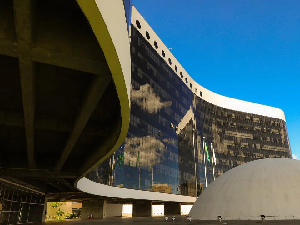 Trump ve «otra elección amañada» en Brasil sin mostrar una prueba, y la justicia le retiene el pasaporte a Flávio Bolsonaro