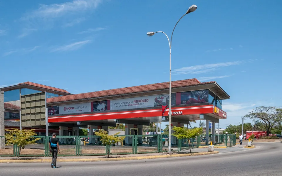 Gasolineras al borde del 'paro técnico': PDVSA reparte plantas eléctricas para que las bombas no se apaguen