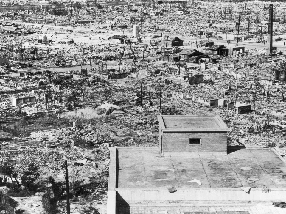 Vista en blanco y negro de Hiroshima devastada en 1945: calles cubiertas de escombros y escasos edificios en pie