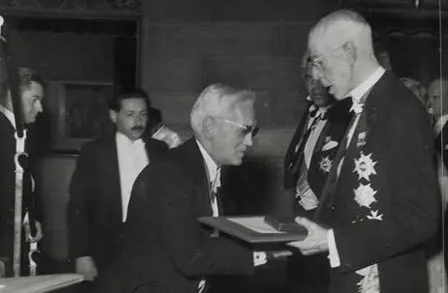 Alexander Fleming recibe el Premio Nobel de manos del rey Gustavo V, en 1945