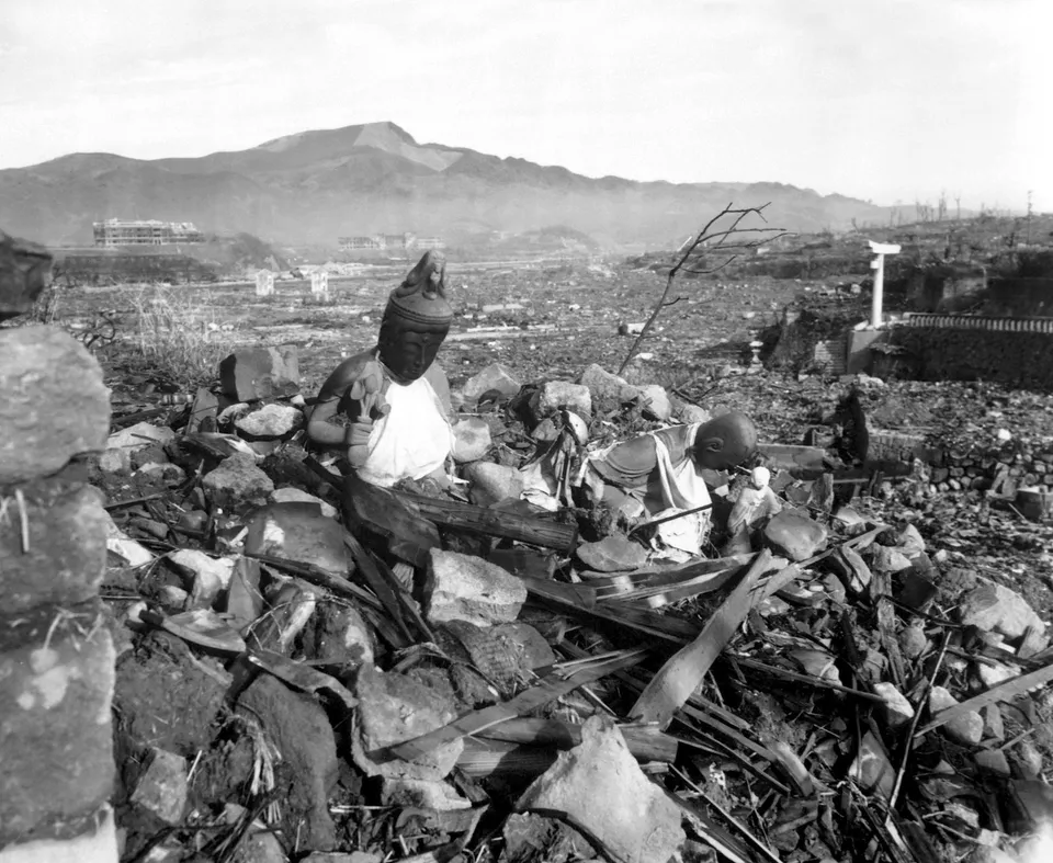 Estatuas religiosas deterioradas sobre una colina con el valle de Nagasaki destruido al fondo, en septiembre de 1945