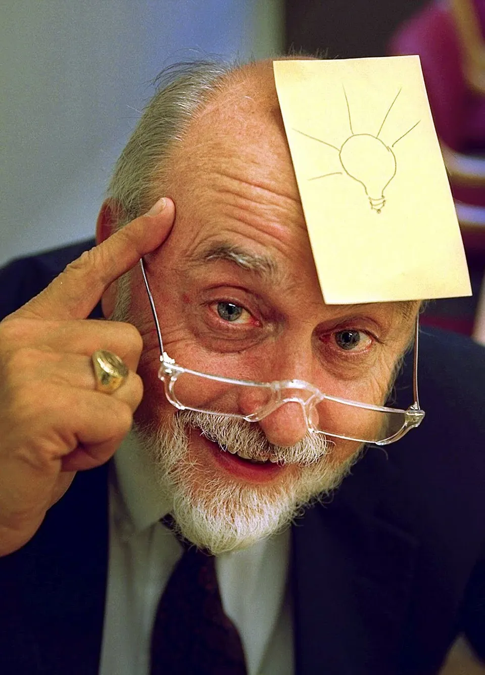 Arthur Fry, coinventor del Post-it, con una notita amarilla pegada en la frente.