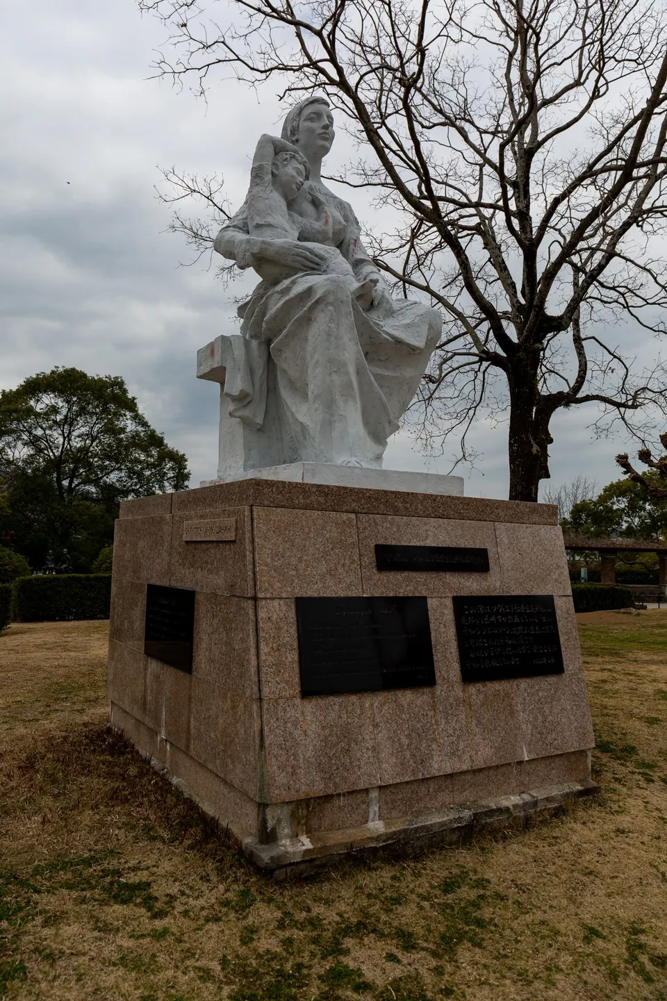 Estatua monumental de la Paz en el Parque de la Paz de Nagasaki, con un brazo señalando al cielo y el otro extendido en horizontal